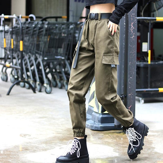 Pantalon cargo femme à longueur de chevilles style pants avec ceinture