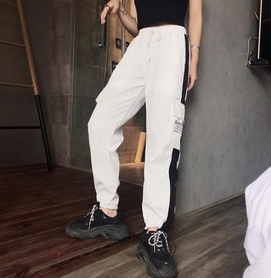 Pantalon cargo femme noire avec bandes blanches raccordable aux chevilles